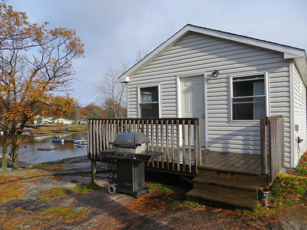 Halls Cottages Honey Harbor Esterno foto